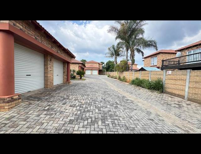 3 BEDROOM TOWNHOUSE FOR SALE IN WILGEHEUWEL